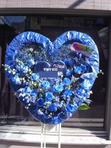 ブルーのハート型　スタンド花