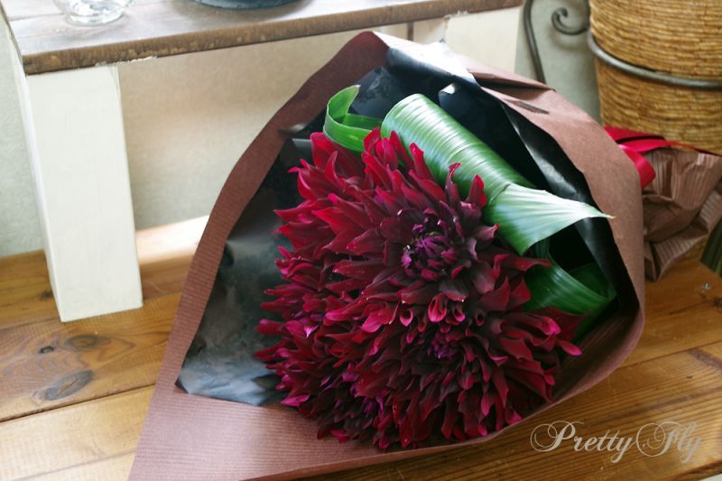 ダリアのプレゼントは品質とデザインを重視した花屋プリティフライにおまかせ下さい