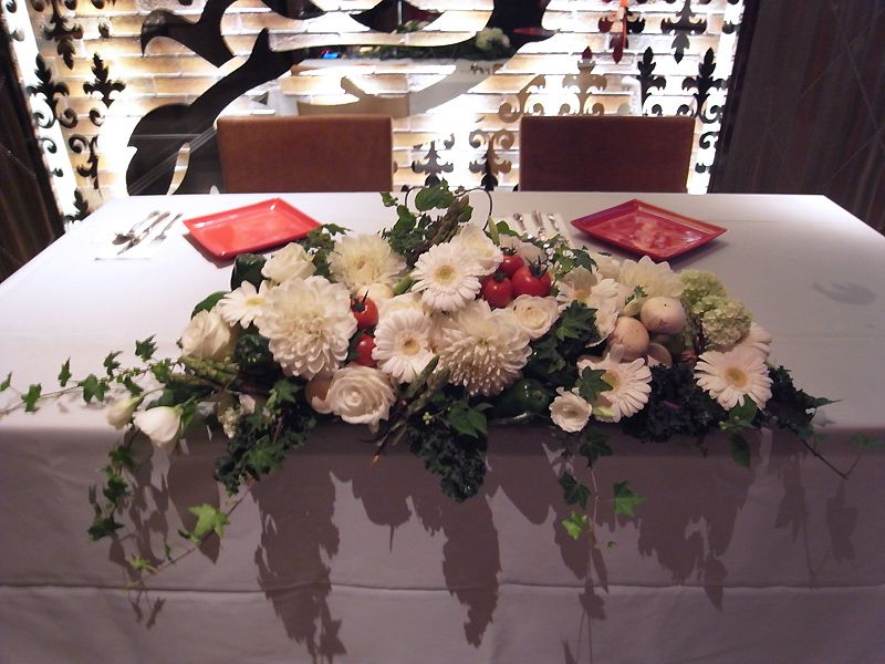 結婚式会場装花 メインテーブル装花 オールシーズン挙式 野菜とフラワー Prettyfly