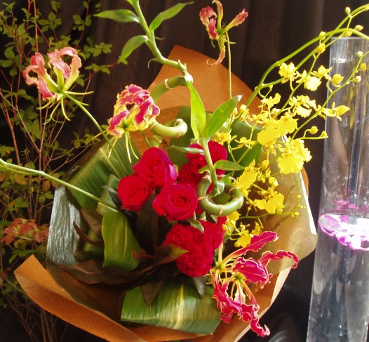 母の日のお花を全国に宅配するには 花屋プリティフライのお洒落なパリ風花束を母の日に