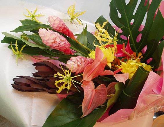 ハワイアンのお花でデザインした花束 贈呈用におすすめデザイン